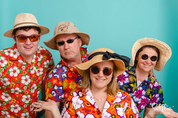 Une famille pose en tenue colorée